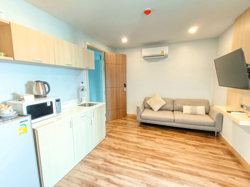 2 Bedrooms Cozy Suite | Living area | 32-inch TV with satellite channels