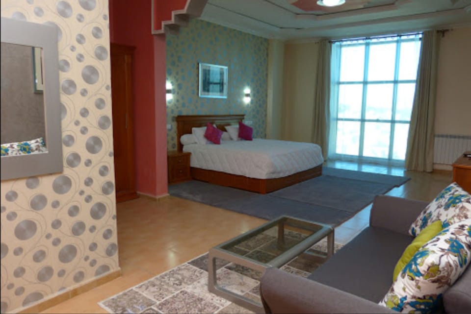 Executive Suite | Minibar, in-room safe, desk, blackout drapes