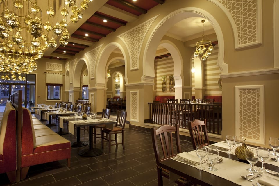 9 restaurants; breakfast, lunch, and dinner served