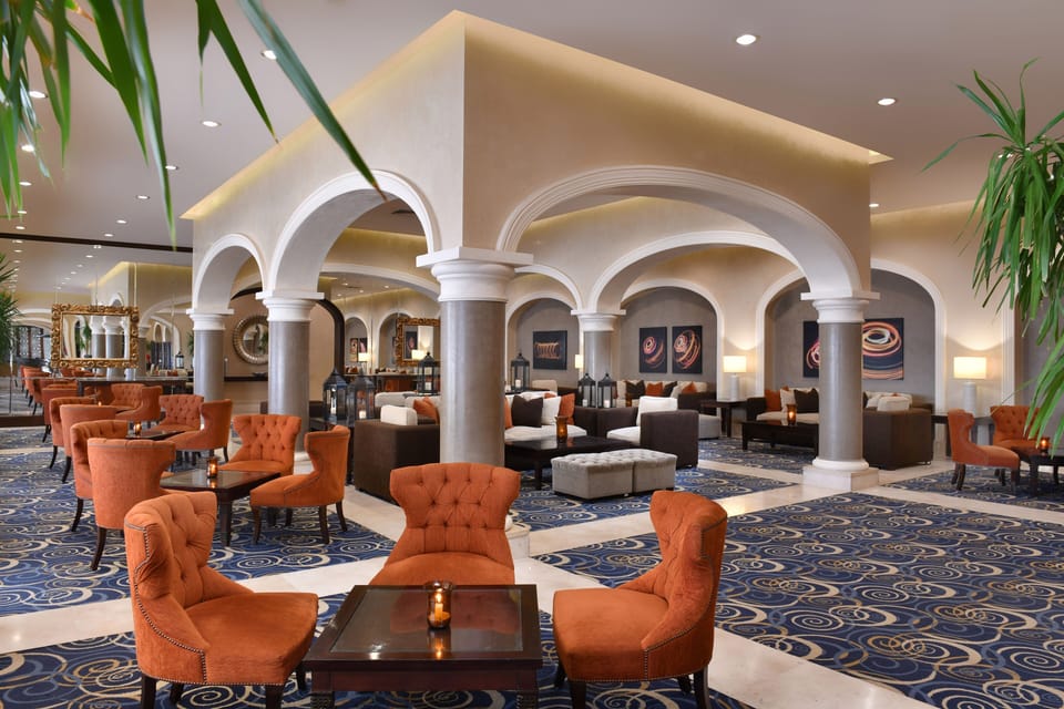 9 restaurants; breakfast, lunch, and dinner served