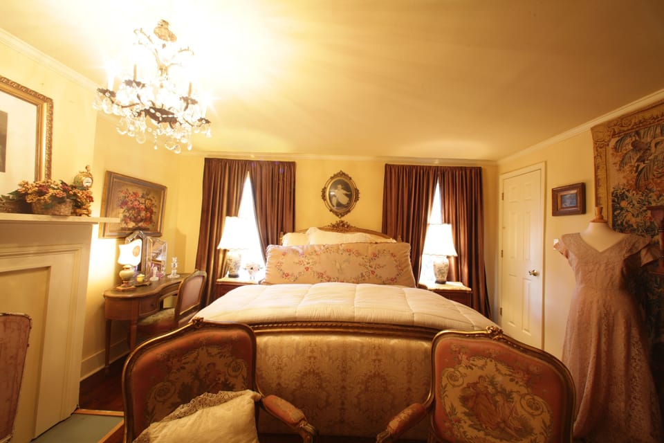 Suite, 1 Queen Bed (Fleur) | Individually decorated, individually furnished, iron/ironing board