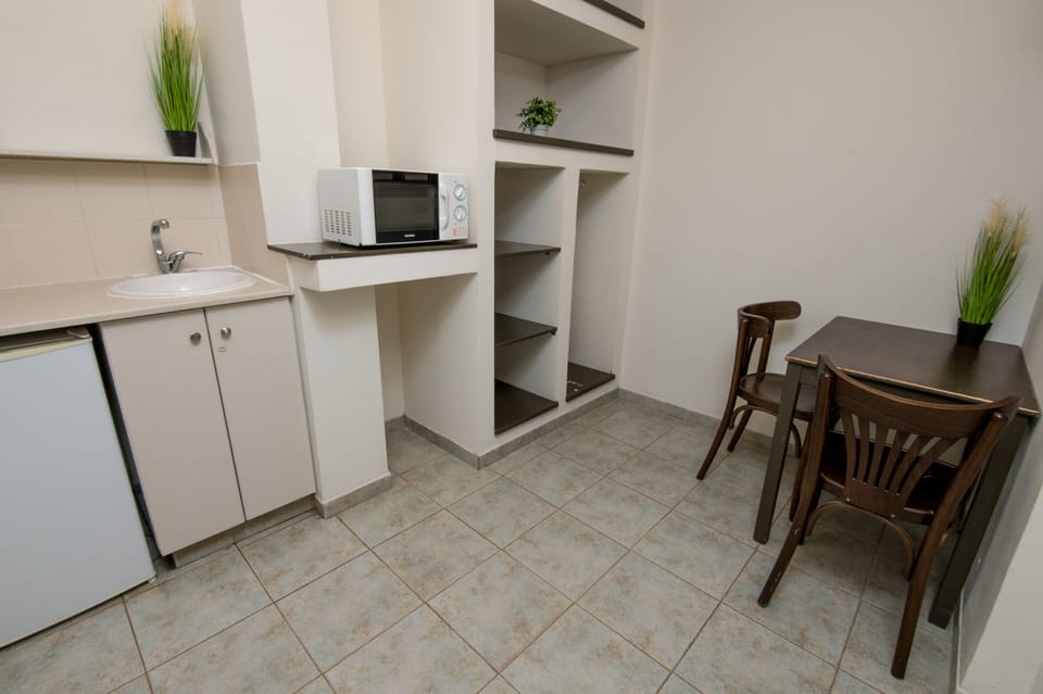 Classic Room, Ground Floor | Private kitchenette | Fridge, microwave, coffee/tea maker, electric kettle