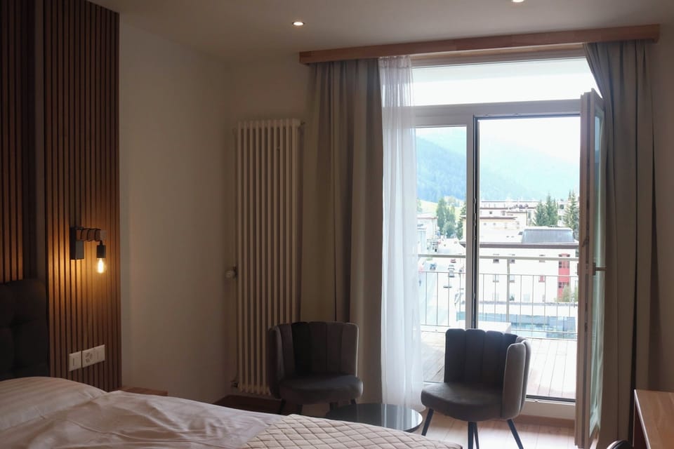 Deluxe Room | Premium bedding, minibar, in-room safe, desk