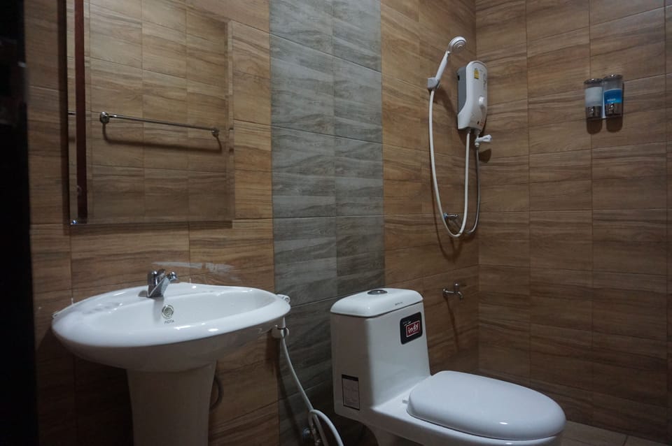 Shower, free toiletries, towels