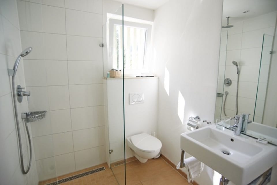 Standard Double Room, 1 King Bed | Bathroom | Shower, free toiletries, hair dryer, towels