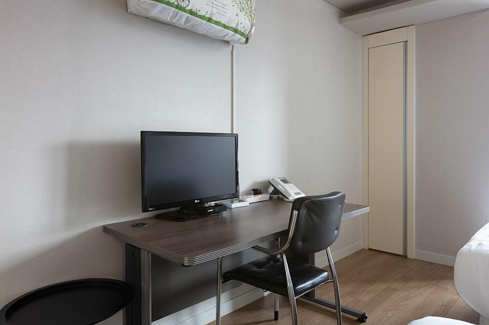 Deluxe Twin Room | Desk, iron/ironing board, free WiFi