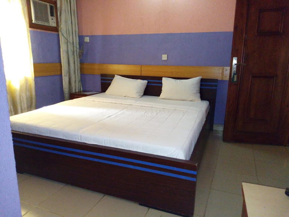 Premium Room, 1 Queen Bed, Non Smoking | Desk, laptop workspace, bed sheets