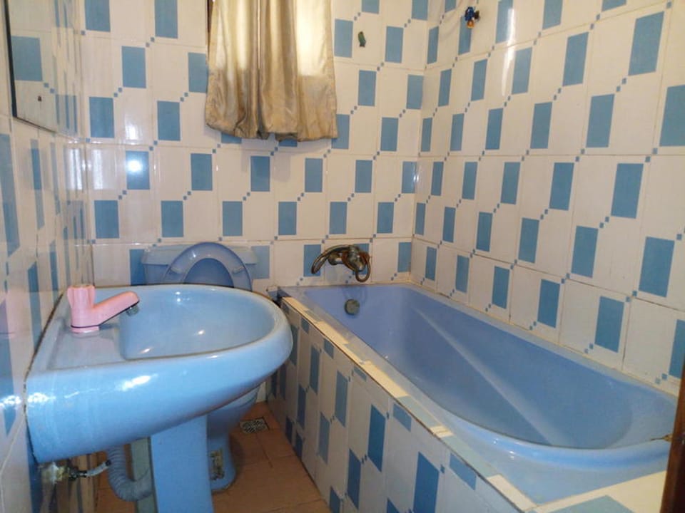 Premium Room, 1 Queen Bed, Non Smoking | Bathroom | Shower, free toiletries, towels