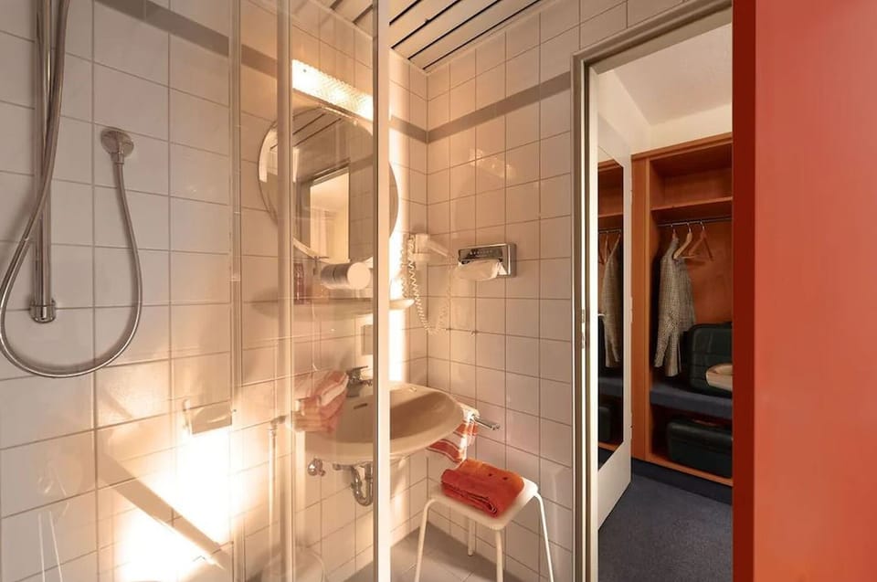 Single Room, 1 Twin Bed | Bathroom shower