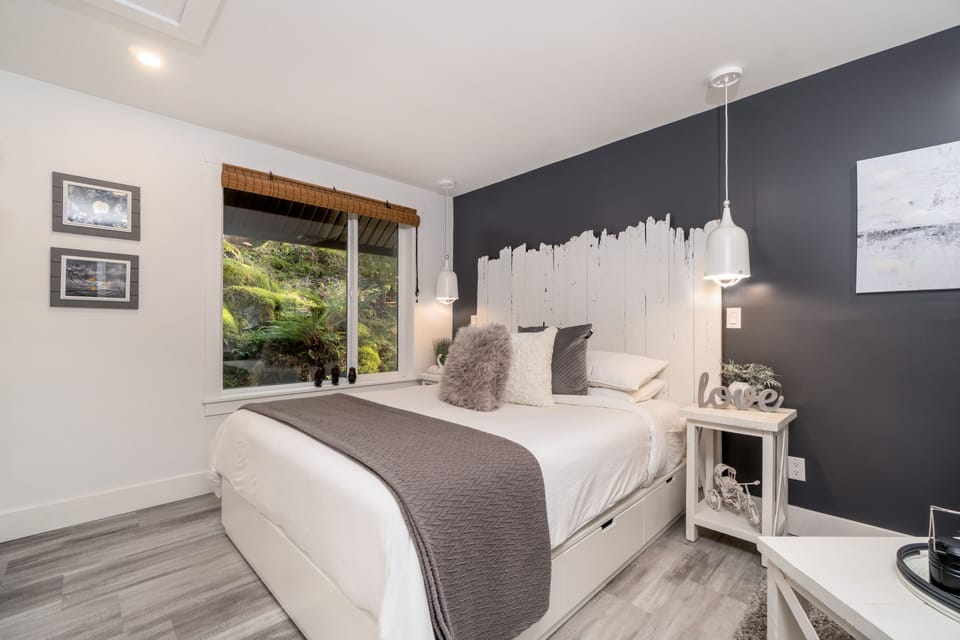 CREEKSIDE COTTAGE - HOT TUB | 1 bedroom, Egyptian cotton sheets, premium bedding, down comforters