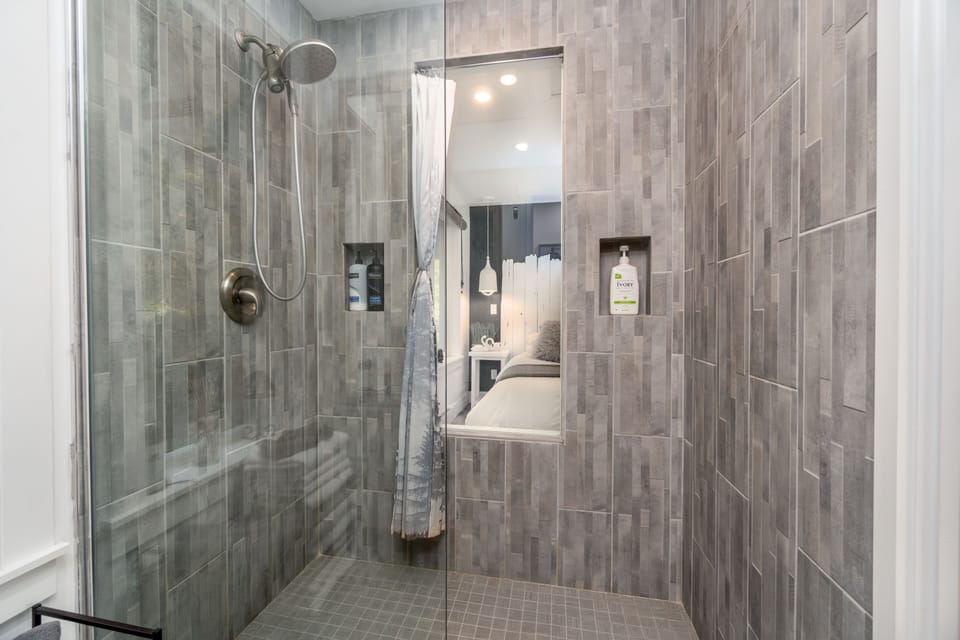 CREEKSIDE COTTAGE - HOT TUB | Bathroom shower