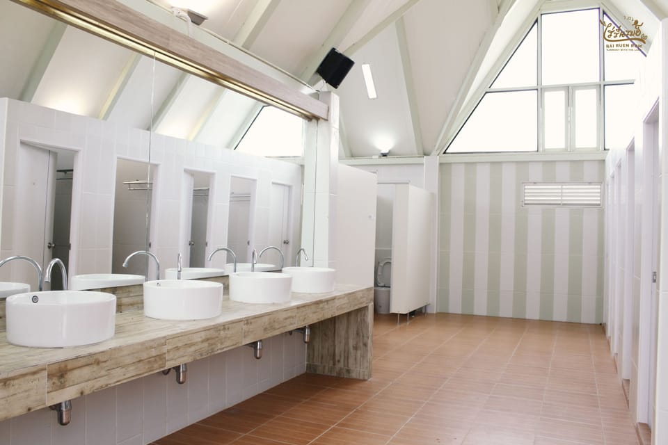 Standard Tent | Bathroom | Shower, free toiletries, slippers, towels