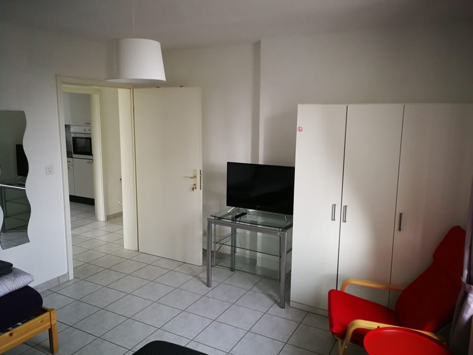 Classic Room, 2 Twin Beds, Shared Bathroom | Television