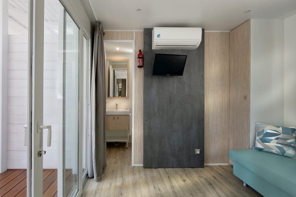 Mobile Home | 1 bedroom, in-room safe, desk, blackout drapes