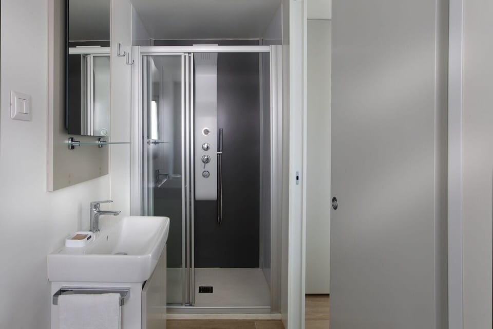 Family Mobile Home, 1 Queen Bed, Non Smoking | Bathroom | Shower, free toiletries, hair dryer, bidet