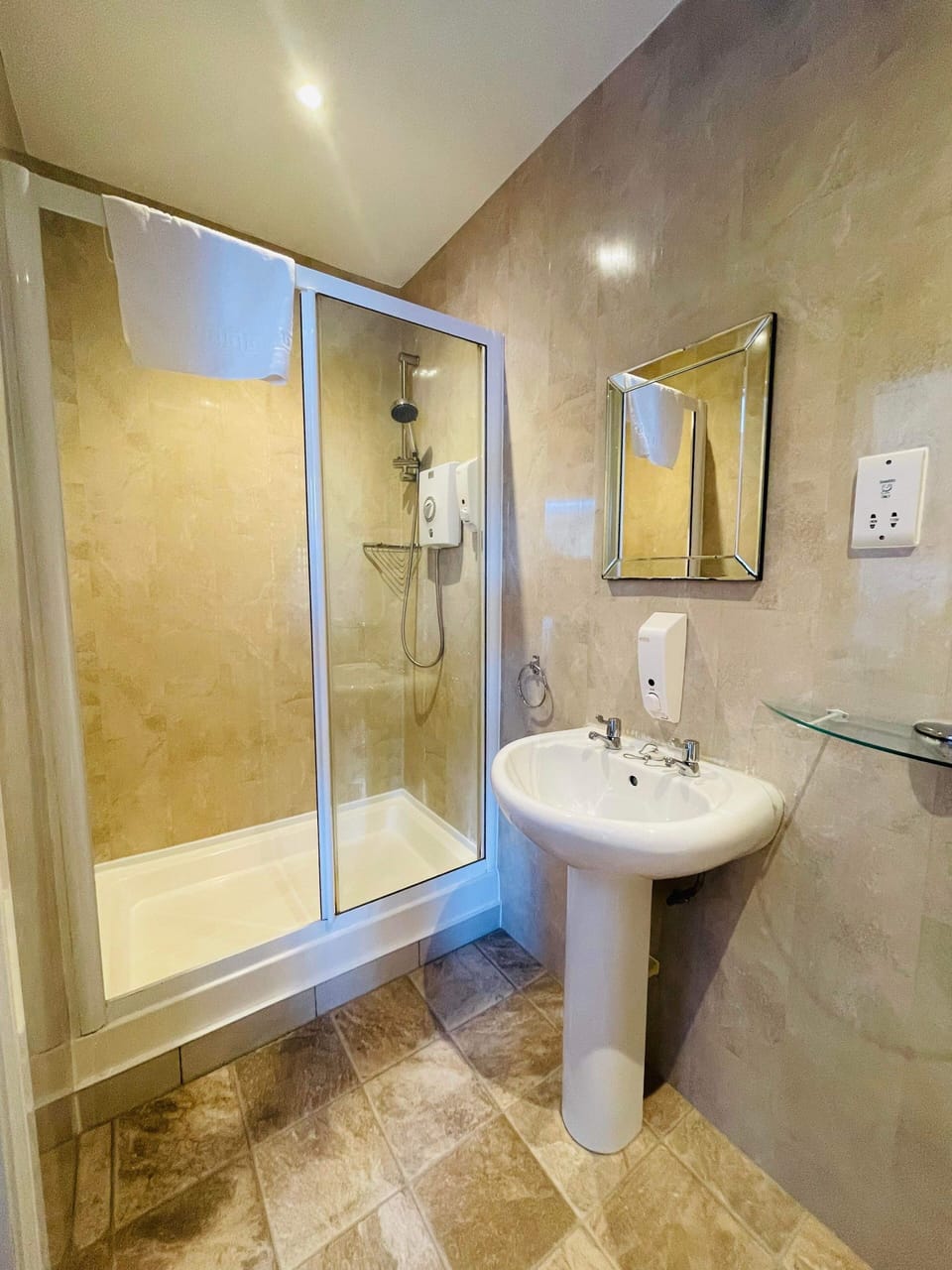 King Room with Balcony | Bathroom | Free toiletries, hair dryer, towels