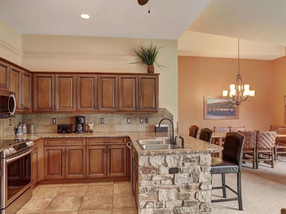Condo, 3 Bedrooms, Non Smoking | Private kitchen | Fridge, microwave, oven, stovetop