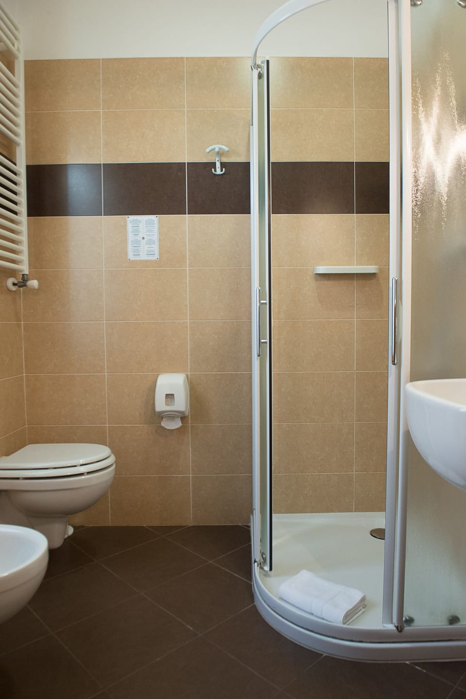 Shower, rainfall showerhead, free toiletries, hair dryer
