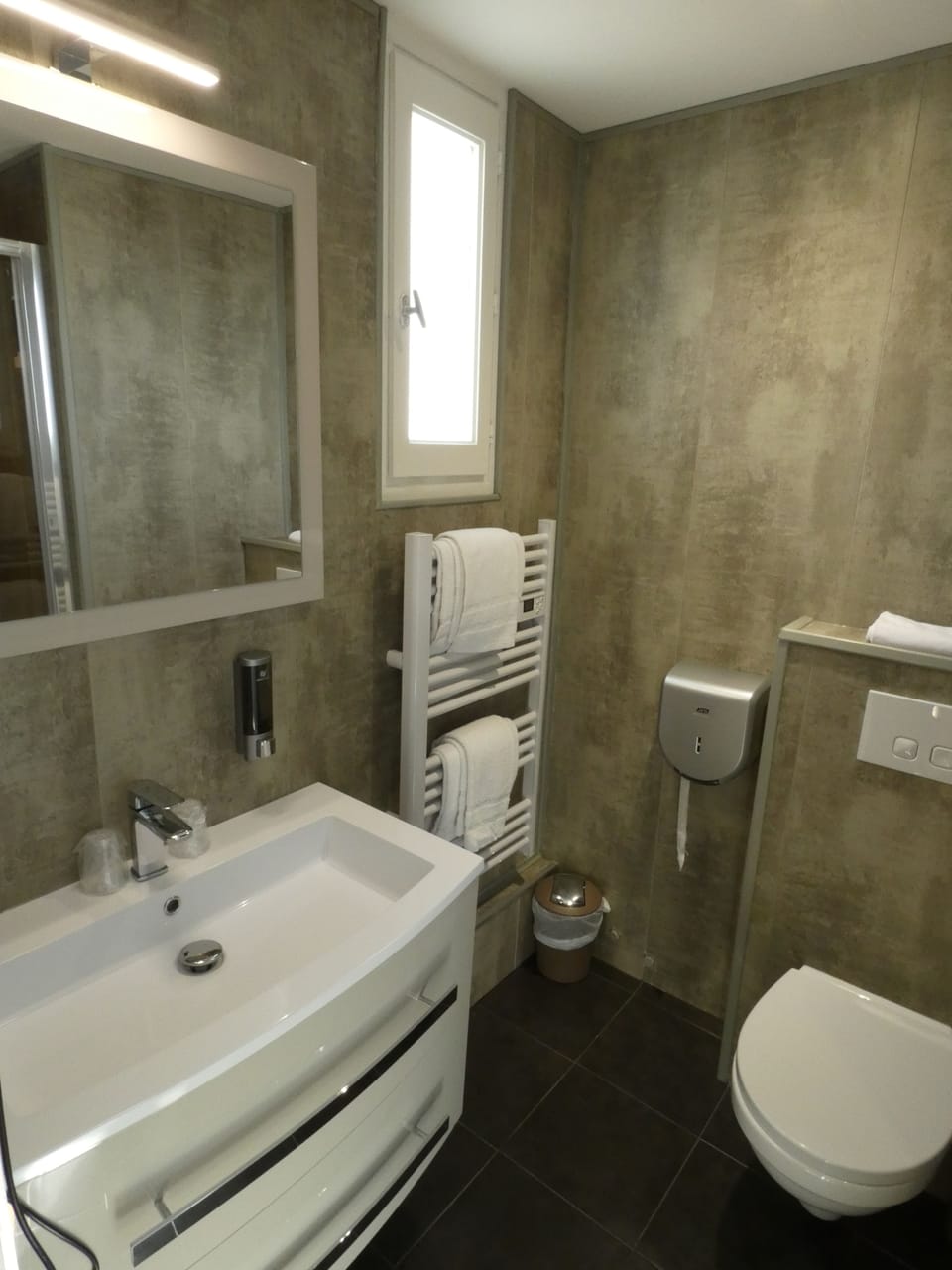 Superior Double Room, 1 Double Bed, Non Smoking | Bathroom amenities | Shower, free toiletries, hair dryer, towels