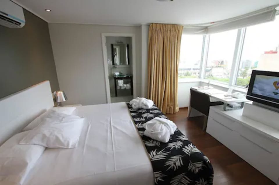 Suite, River View | Premium bedding, minibar, in-room safe, individually furnished