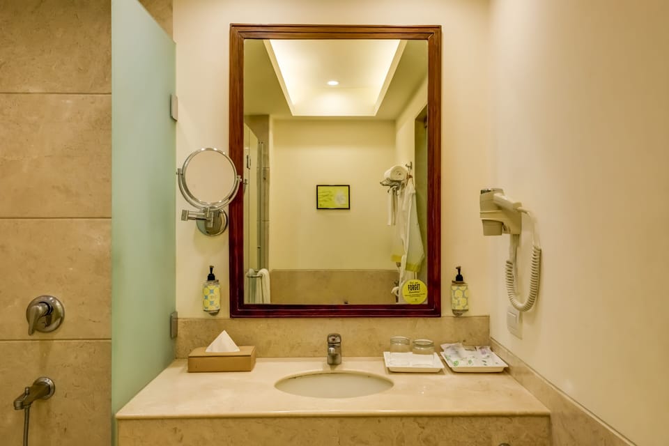 Executive Suite | Bathroom | Combined shower/tub, free toiletries, hair dryer, towels