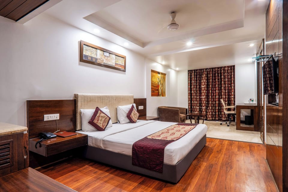 Deluxe Double or Twin Room, 1 King Bed | Memory foam beds, individually decorated, individually furnished, desk