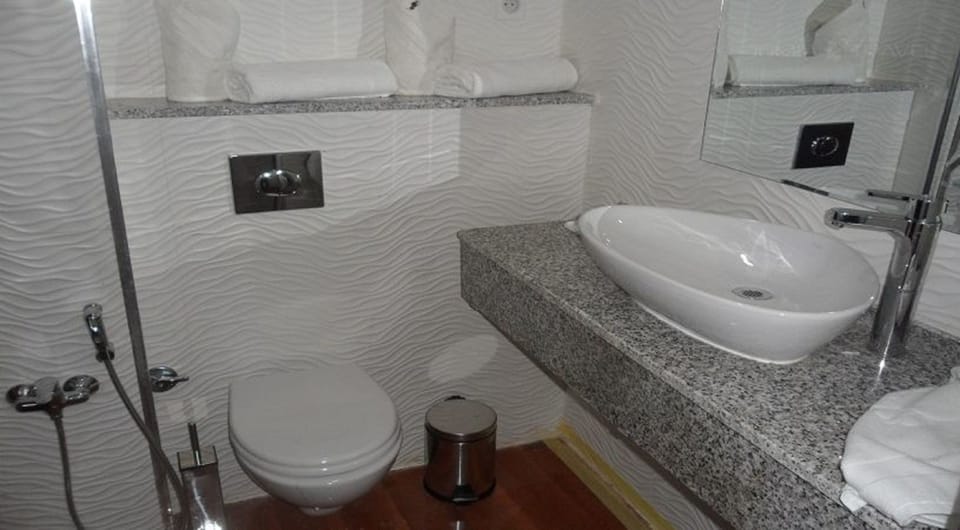 Shower, free toiletries