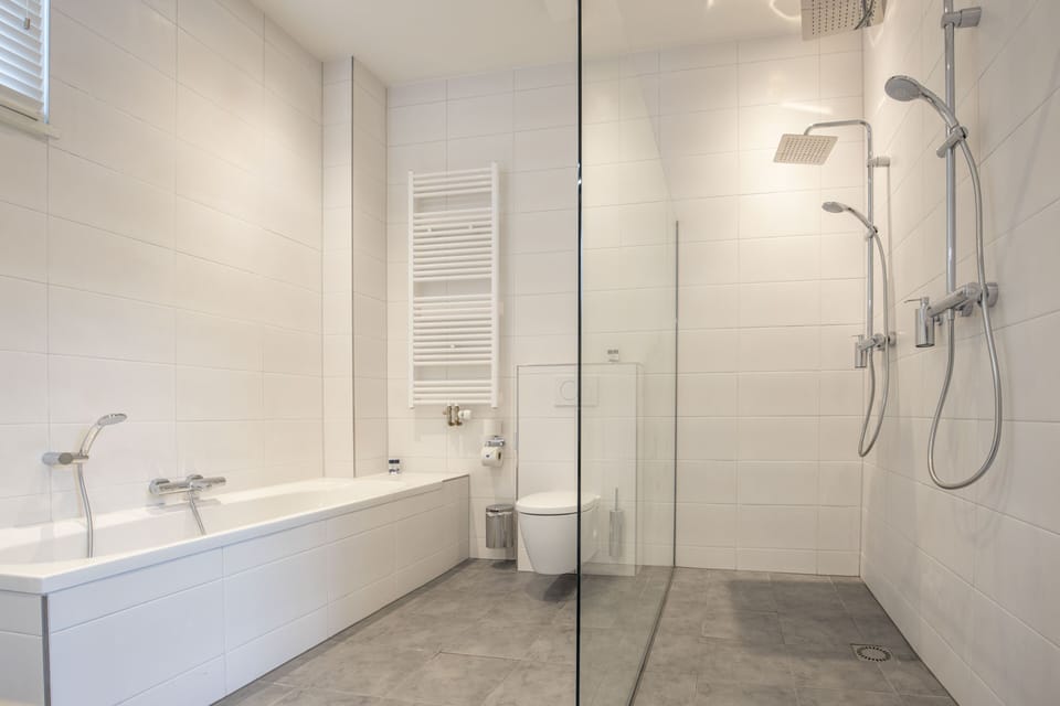 Suite | Bathroom | Eco-friendly toiletries, towels
