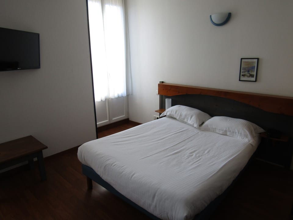 City Double Room | Bathroom | Free toiletries, hair dryer, towels