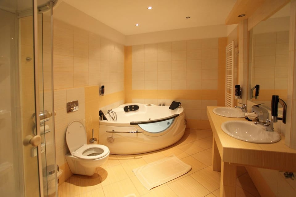 Shower, free toiletries, towels