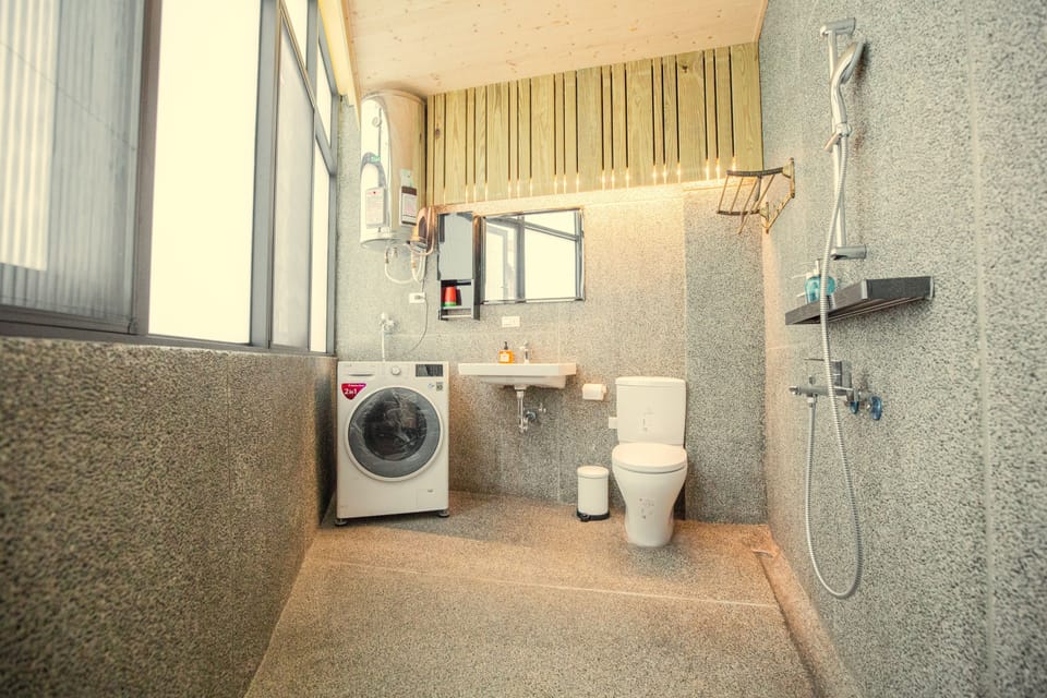 Family Double Room, 1 Bedroom, Non Smoking | Bathroom | Shower, hydromassage showerhead, free toiletries, hair dryer