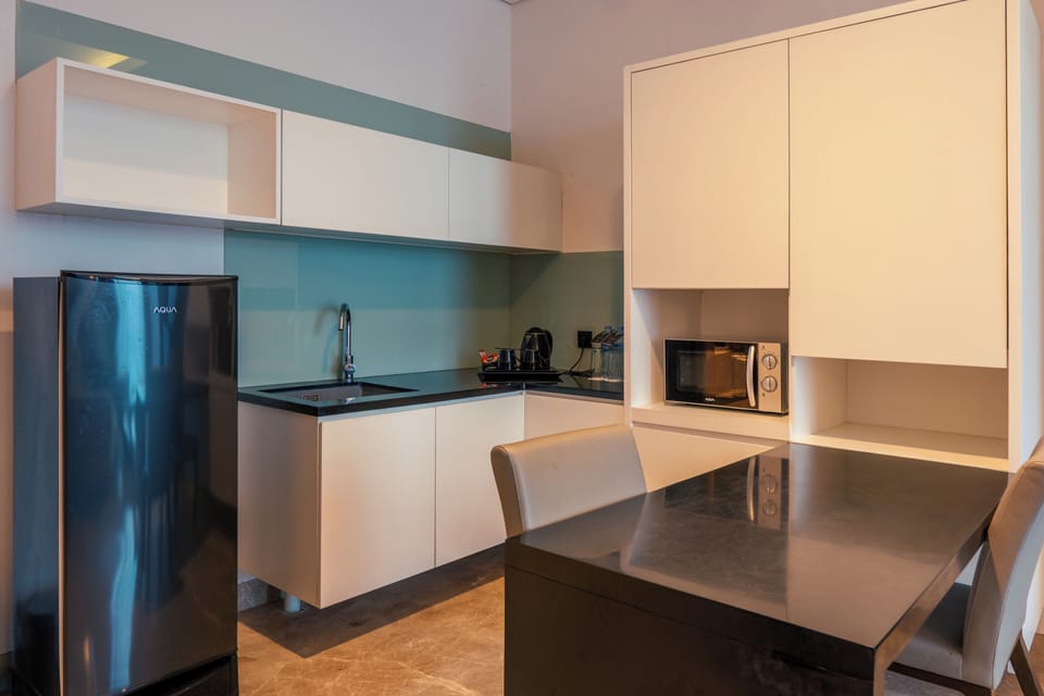 Suite, 1 Bedroom | Private kitchen | Electric kettle