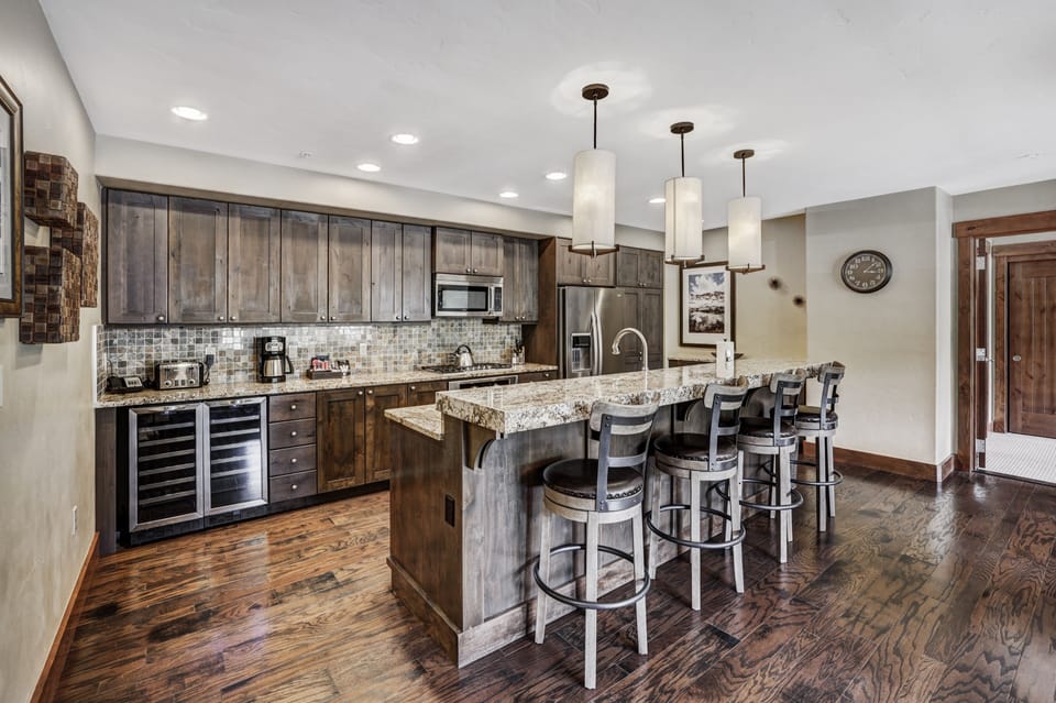 Condo, 4 Bedrooms | Private kitchen | Fridge, microwave, oven, coffee/tea maker