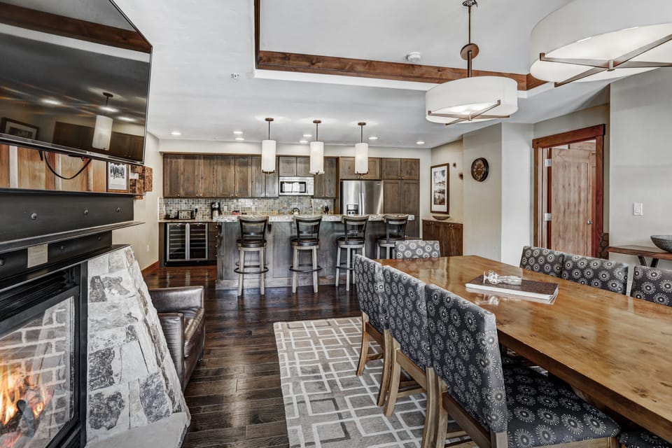 Condo, 4 Bedrooms | Private kitchen | Fridge, microwave, oven, coffee/tea maker