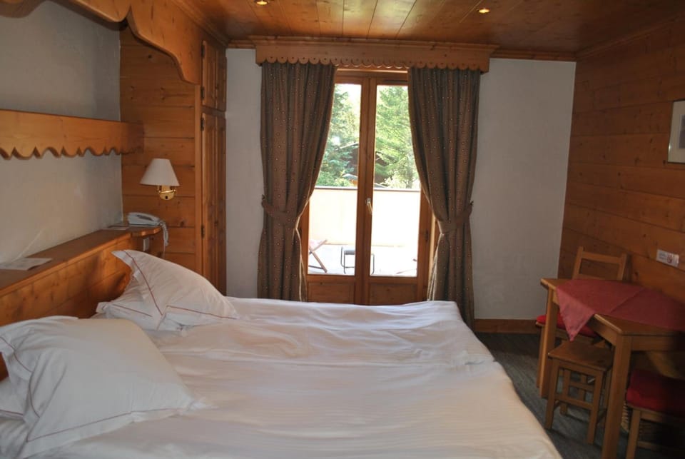 Double Room, 1 King Bed | In-room safe, individually decorated, individually furnished