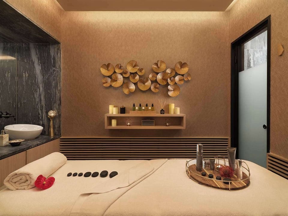 Couples treatment rooms, sauna, body treatments, facials