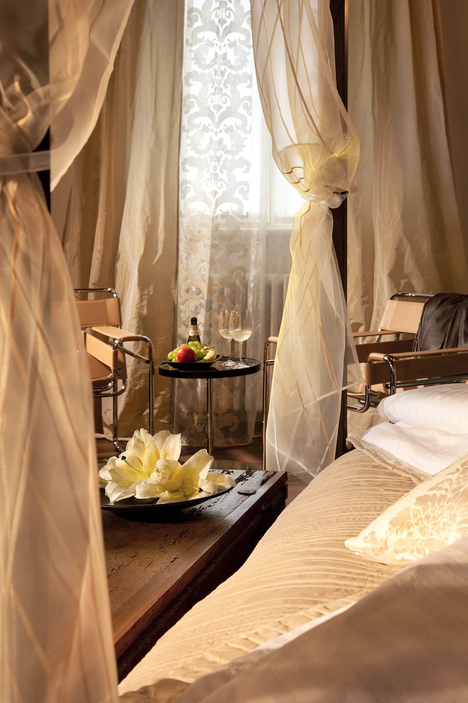 Romantic Suite, 1 Queen Bed | In-room safe, blackout drapes, soundproofing, iron/ironing board