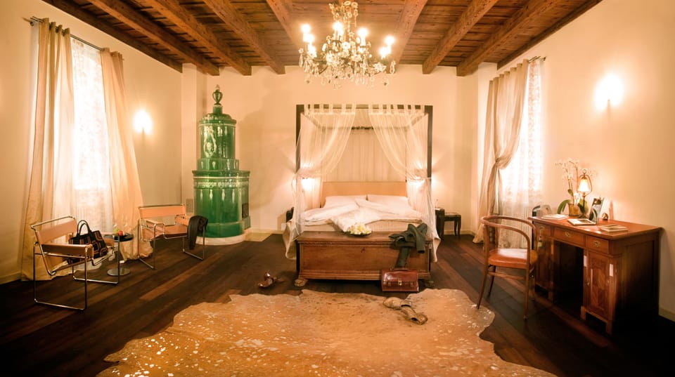 Romantic Suite, 1 Queen Bed | In-room safe, blackout drapes, soundproofing, iron/ironing board