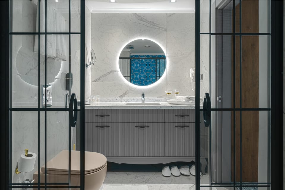 Junior Suite | Bathroom | Shower, free toiletries, bidet, towels