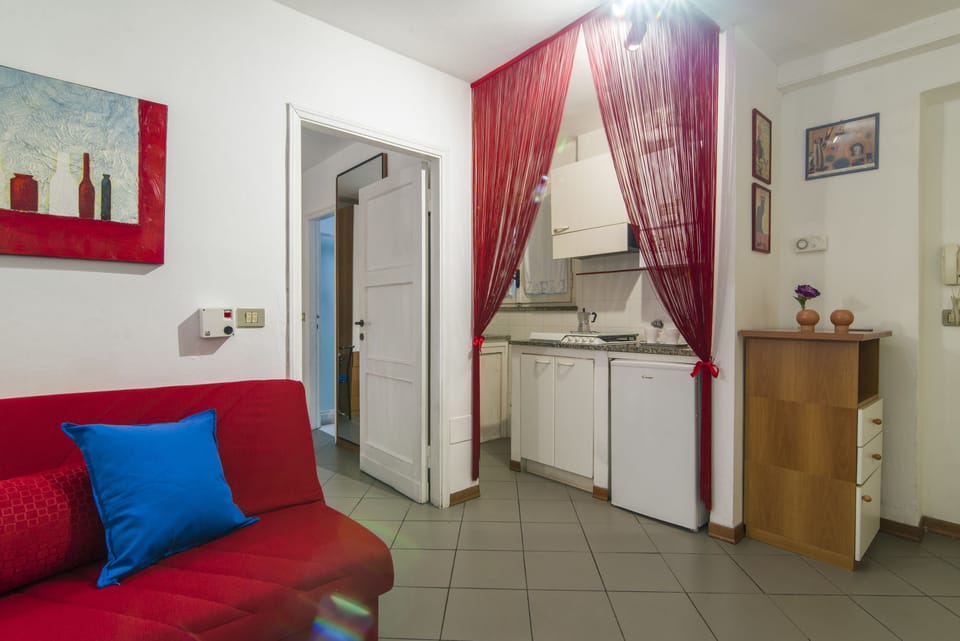 Apartment, 1 Bedroom | Private kitchenette | Fridge, stovetop, cookware/dishes/utensils