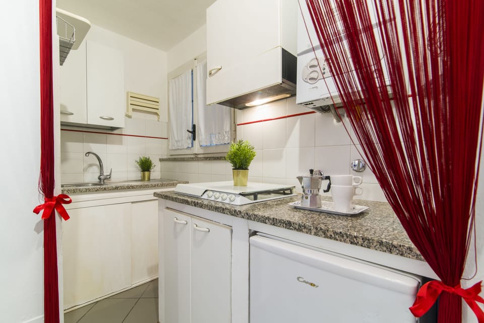 Apartment, 1 Bedroom | Private kitchenette | Fridge, stovetop, cookware/dishes/utensils