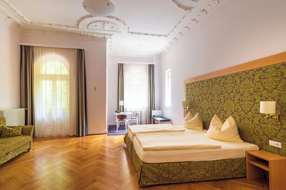 Double Room | Hypo-allergenic bedding, desk, blackout drapes, free WiFi