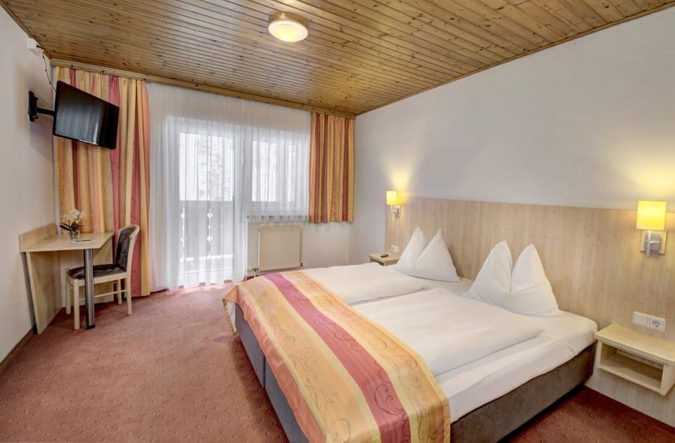 Classic Double Room | In-room safe, desk, WiFi (free), bed sheets