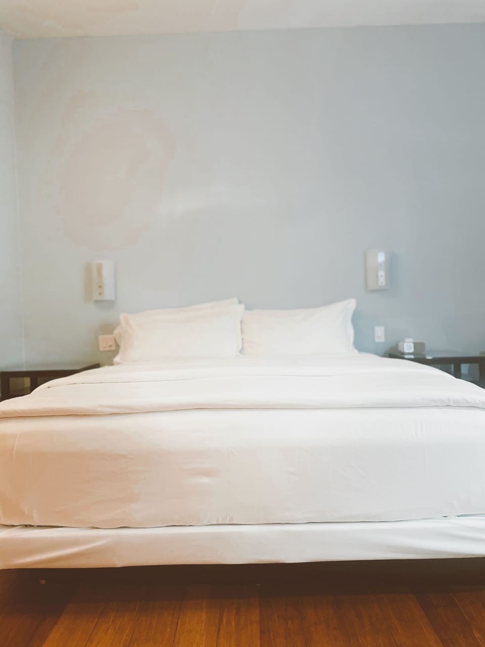 Classic Room, 1 King Bed | Premium bedding, down comforters, pillowtop beds, desk