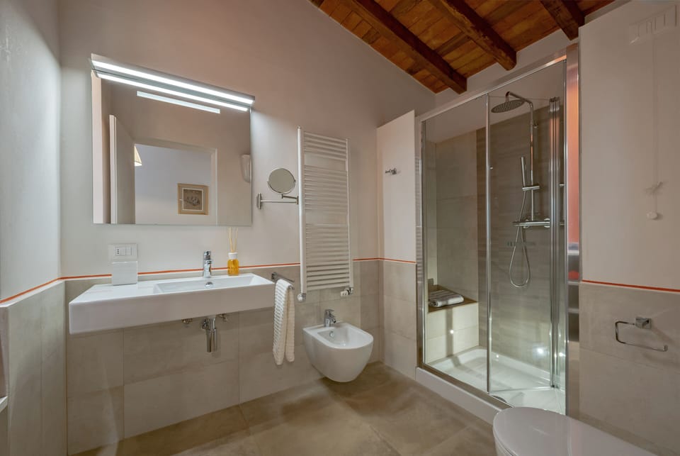Superior Double Room | Bathroom | Shower, rainfall showerhead, hair dryer, towels