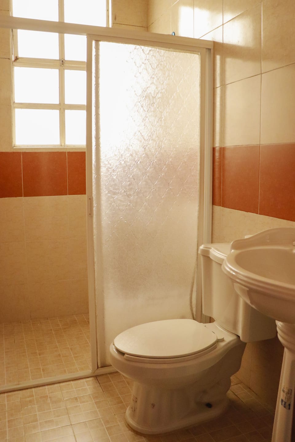 Shower, free toiletries, towels