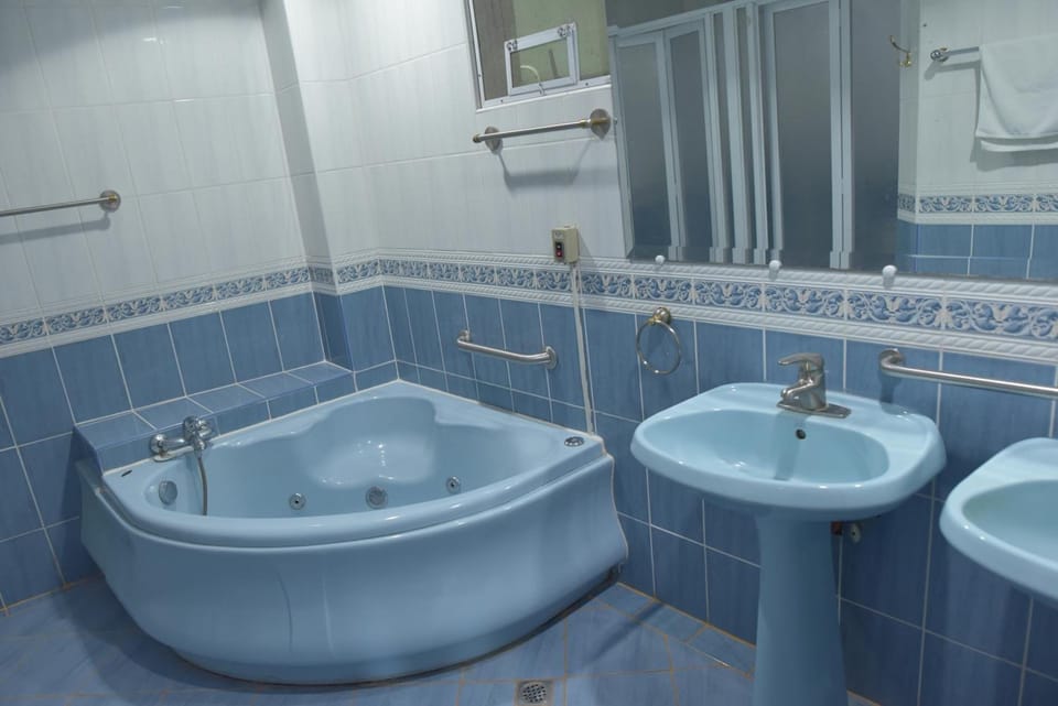 Shower, free toiletries