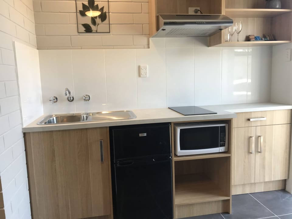 Studio | Private kitchen | Fridge, microwave, coffee/tea maker, electric kettle