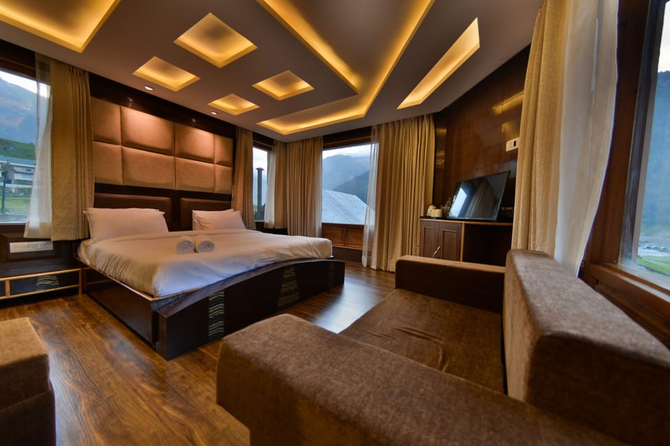 Premium Double Room, 1 Queen Bed, Non Smoking | Premium bedding, WiFi (free), bed sheets