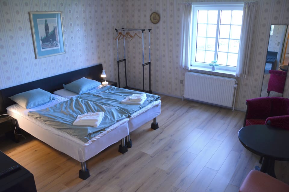 Free WiFi, bed sheets